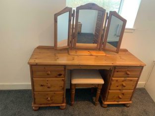 DRESSER WITH DRAWERS AND MIRROR