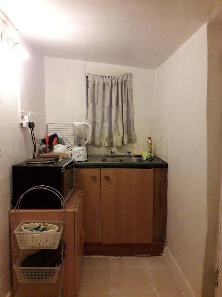 SHORT TERM SELF CONTAINED STUDIO TO LET £190 PW