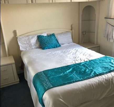 large Double room with En-suite (shower and toilet) – No Deposite