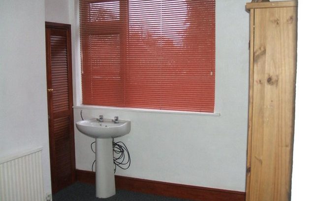 ROOM TO LET with part ensuit Narborough Road South Leicester