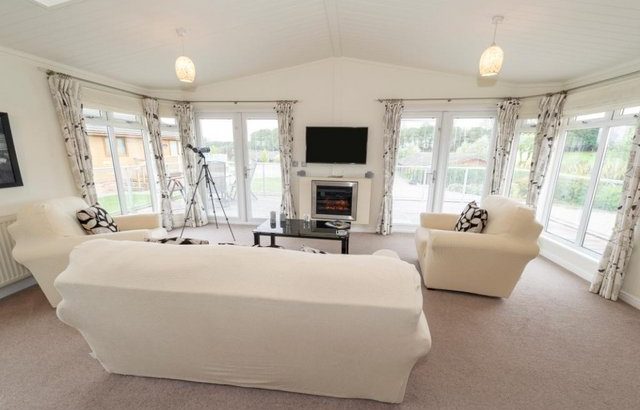 48 x 20 Luxury 2 bed LODGE with study & utility & HOT TUB