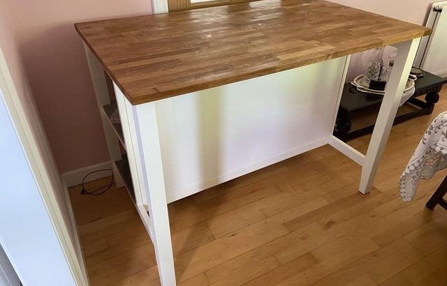 Excellent condition kitchen table Offer