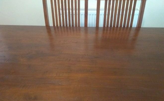 Solid wood dinning table and six chairs in excellent condition.