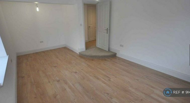 2 bedroom flat in High Street, Alton, GU34 (2 bed) (#914469)