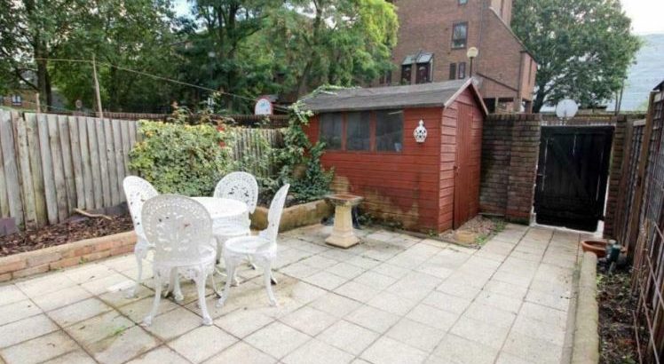 2 bedroom flat in White City Close, White City