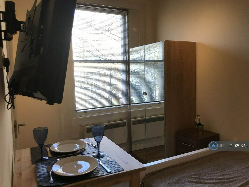 studio flat for rent available