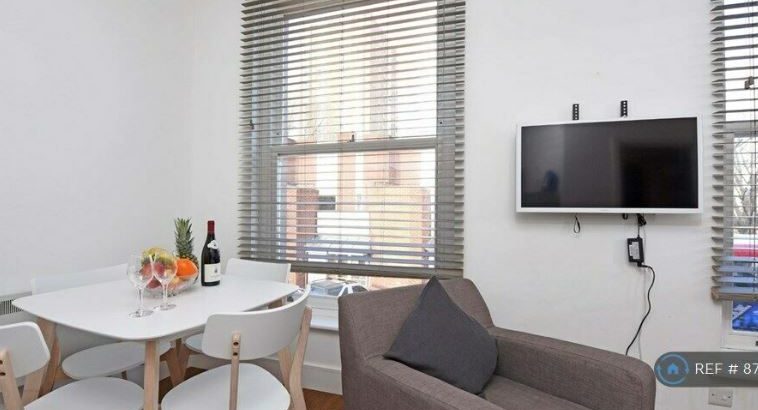2 bedroom flat in Falcon Road, London, SW11 (2 bed) (#875945)