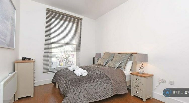 2 bedroom flat in Falcon Road, London, SW11 (2 bed) (#875945)