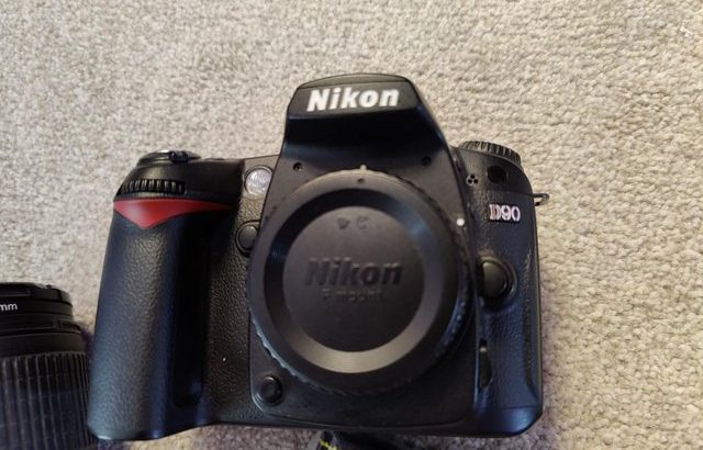 Nikon D90 SLR & Nikon 18-105 VR Zoom Lens
